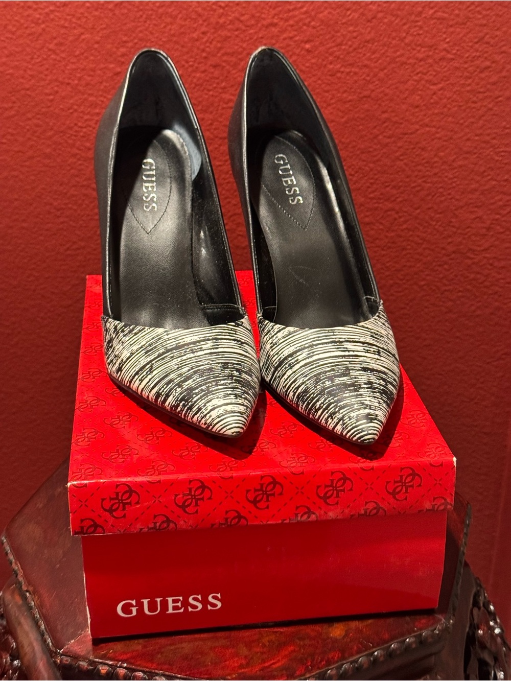 GUESS Black Pumps with Textured Black-and-White Pointed Toe